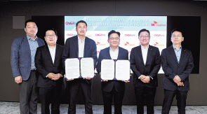 사진은 박경일 SK에코플랜트 사장(사진 왼쪽 네번째)과 토니 타오(Tony Tao Wu) CNGR 부회장(왼쪽 세번째)을 비롯한 양사 관계자들이 협약 체결 후 기념촬영을 하는 모습.