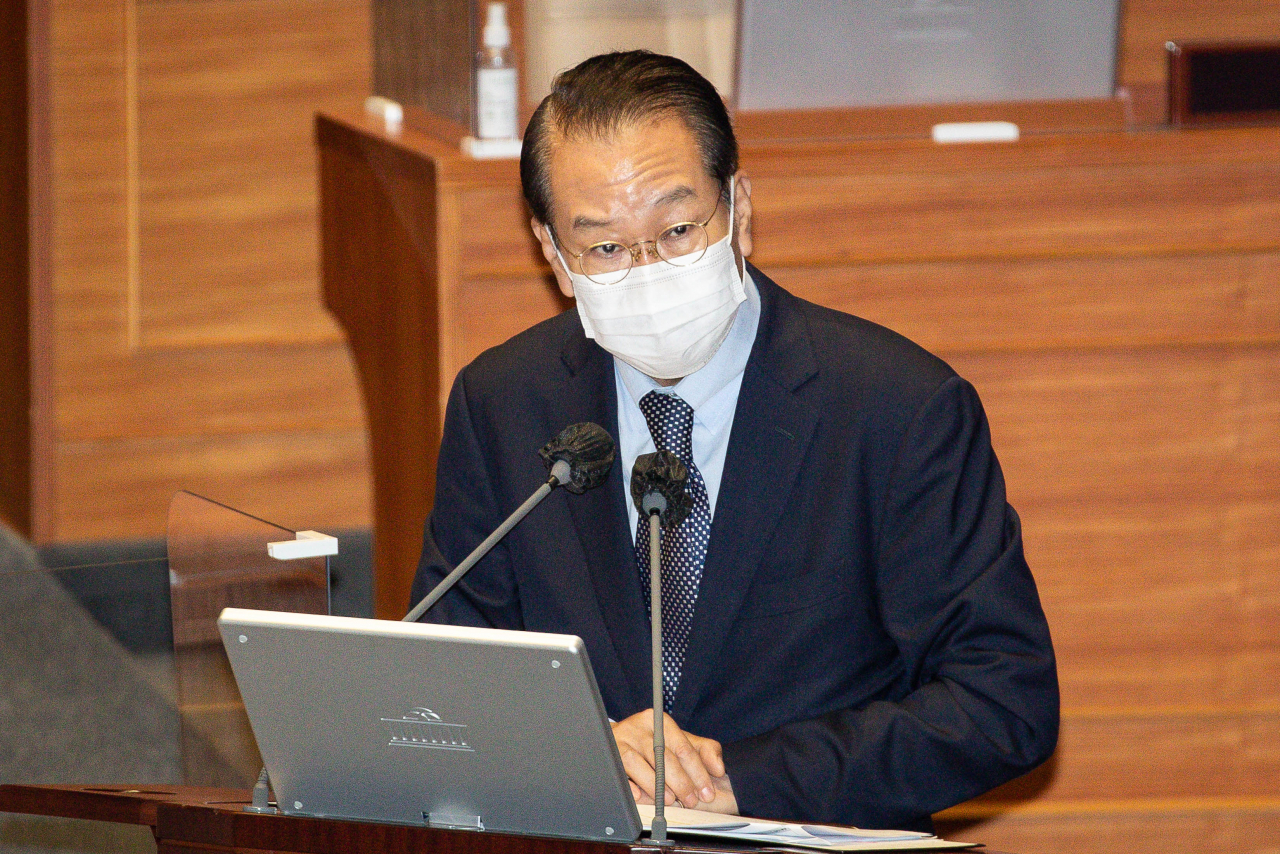 Unification Minister Kwon Young-se speaks to lawmakers at the National Assembly in western Seoul in this file pool photo taken last Monday. (Yonhap)