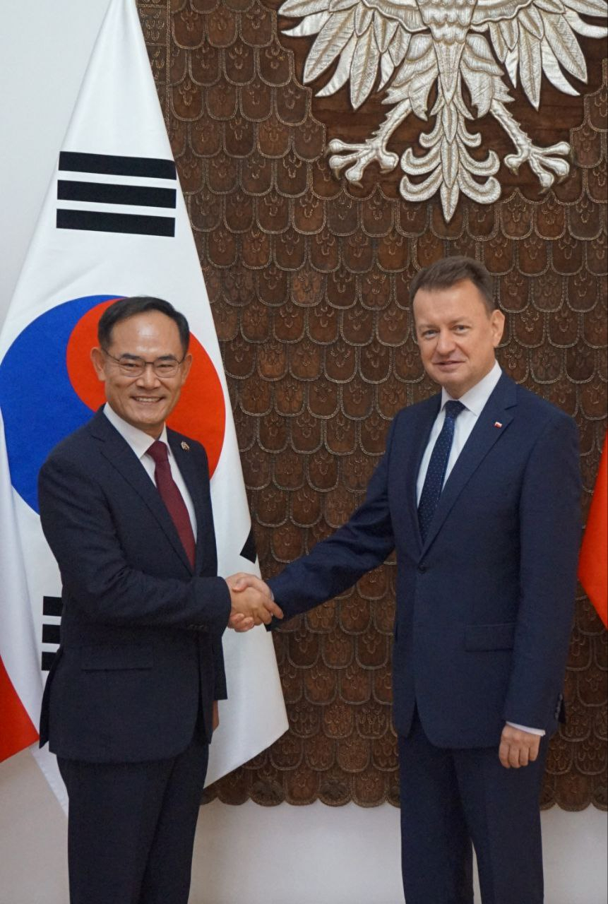 임종득 국가안보실 제2차장이 28일(현지시간) 폴란드를 방문, 마리우스 브와쉬착 폴란드 부총리 겸 국방부 장관과 면담에 앞서 기념촬영을 하고 있다. [연합]