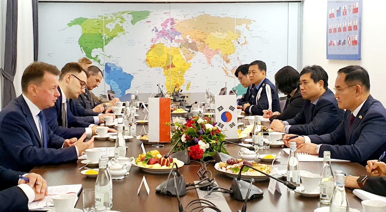 임종득 국가안보실 제2차장이 28일(현지시간) 폴란드를 방문, 마리우스 브와쉬착 폴란드 부총리 겸 국방부 장관과 면담하고 있다. [연합]