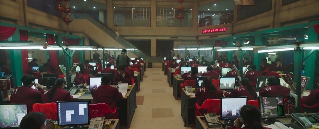 조직적으로 보이스피싱을 저지르고 있는 영화 보이스의 한 장면 [영화 보이스]