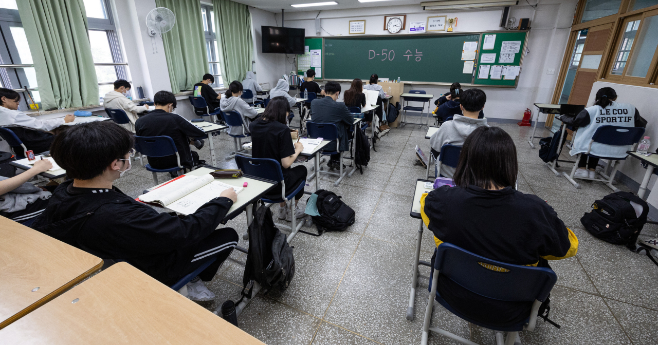 2023학년도 대학수학능력시험이 50일 앞으로 다가온 지난 28일 오후 서울의 한 고교 교실(위 사진은 기사와 무관함). [연합]