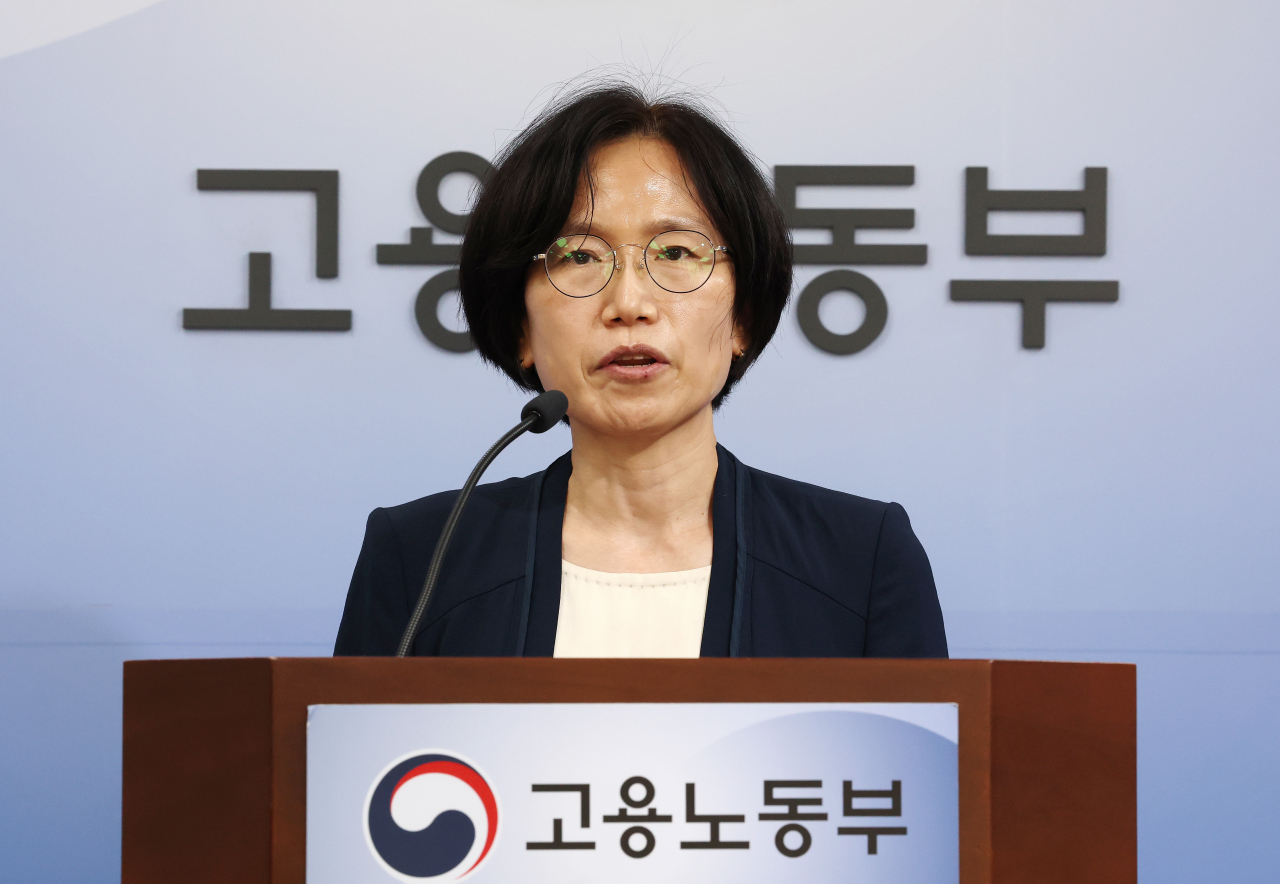 정향숙 고용노동부 노동시장조사과장이 29일 오전 세종시 정부세종청사에서 22년 8월 사업체노동력조사 및 4월 시도별 임금·근로시간 조사 결과 발표를 하고 있다. [연합]