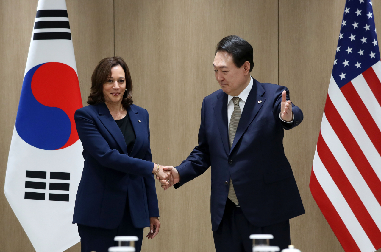 윤석열 대통령이 29일 서울 용산 대통령실 청사에서 방한한 카멀라 해리스 미국 부통령과 만나 기념촬영을 하고 있다. [연합]
