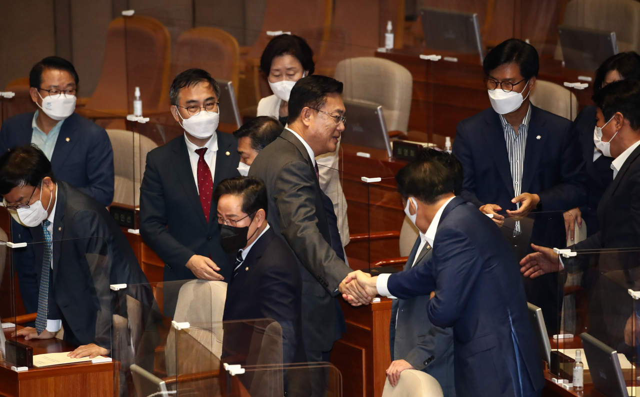 국민의힘 정진석 비상대책위원장이 29일 오전 국회에서 열린 본회의에서 교섭단체 대표연설을 마친 뒤 의원들과 악수하고 있다. 연합뉴스