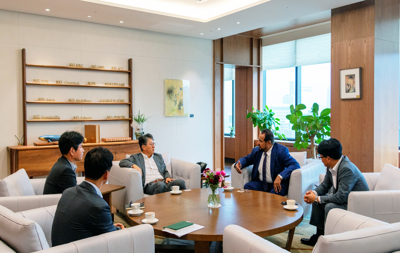 사우디아라비아 파트너사인 SNAM(Saudi National Automobiles Manufacturing Co.)사 대표이사가 한국을 방문해 쌍용자동차 곽재선회장과 간담회를 갖는 등 사우디 사업에 대한 상호 협력을 공고히 했다. 곽재선 쌍용자동차 (사진 왼쪽에서 3번째)회장, 정용원(오른쪽 첫번째) 쌍용자동차 관리인, 파드 알도히시(오른쪽 2번째 Dr. Fahd S Aldohish) SNAM사 대표이사. [쌍용차 제공]
