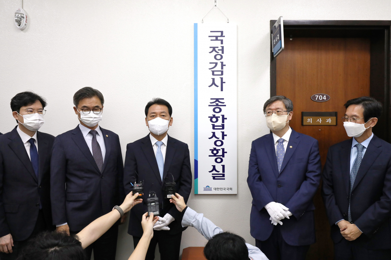 이광재 국회 사무총장이 29일 오전 국회 의사과 앞에서 열린 국정감사 종합상황실 현판식에서 인사말을 하고 있다. 연합뉴스