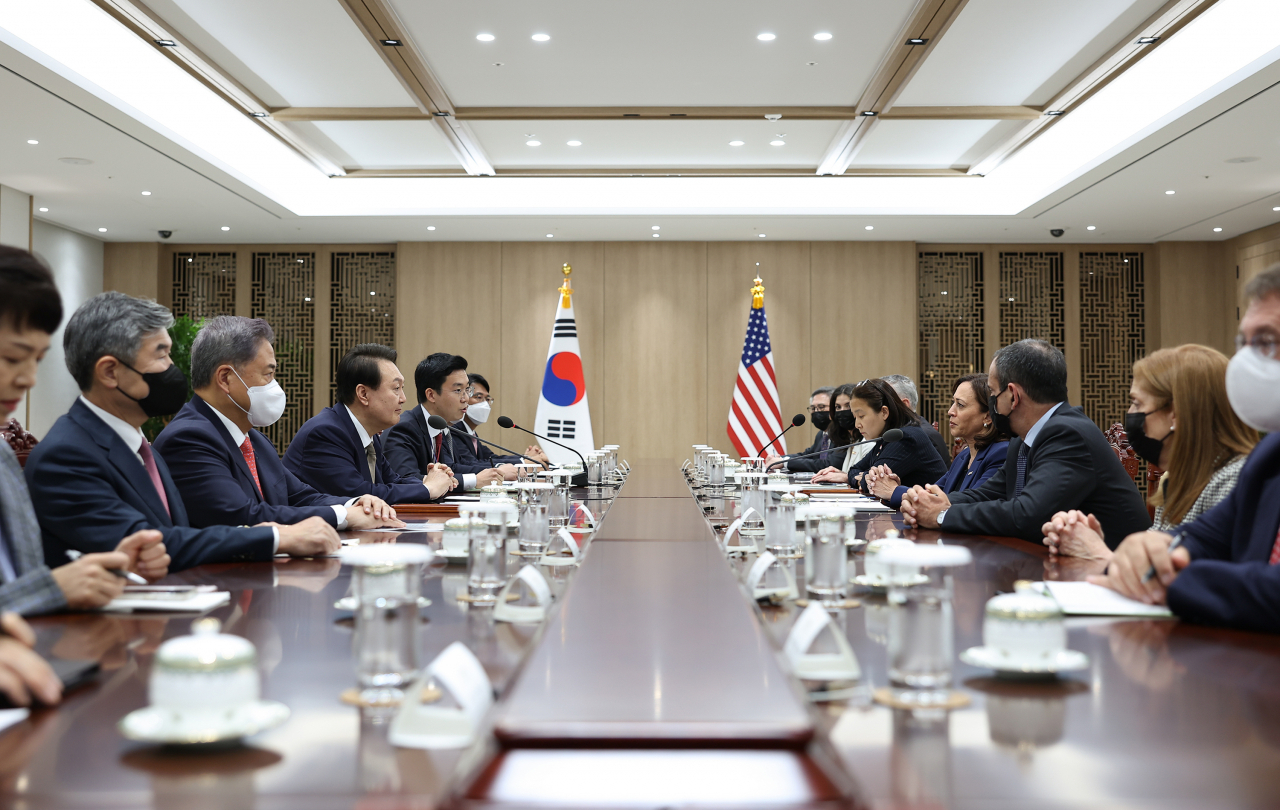 윤석열 대통령이 29일 서울 용산 대통령실 청사에서 방한한 카멀라 해리스 미국 부통령과 만나 대화하고 있다. [연합]