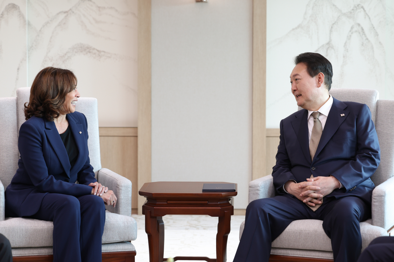 윤석열 대통령과 카멀라 해리스 미국 부통령이 29일 서울 용산 대통령실 청사에서 사전환담을 하고 있다. [연합]