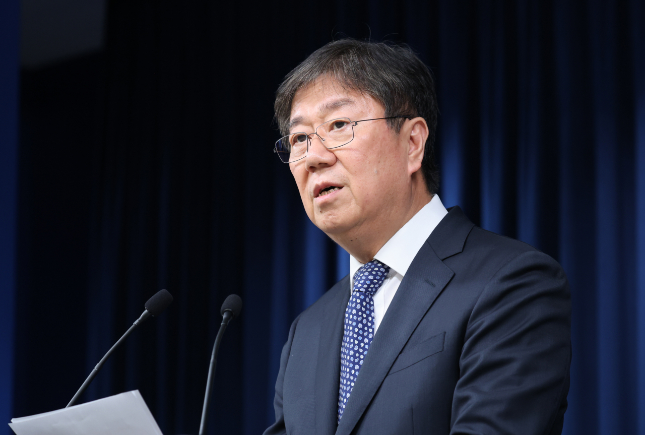 김대기 대통령비서실장이 29일 오후 서울 용산 대통령실 청사에서 윤석열 대통령이 공석인 사회부총리 겸 교육부 장관 후보자로 이주호 전 교육과학기술부 장관을 지명했다고 밝히고 있다. [연합]
