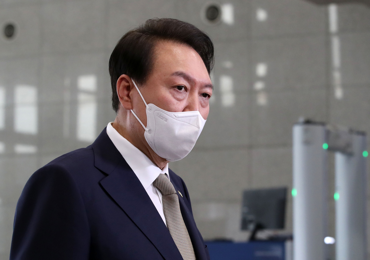 윤석열 대통령이 29일 오전 서울 용산 대통령실 청사로 출근, 기자들과 질의응답을 하고 있다. 연합뉴스