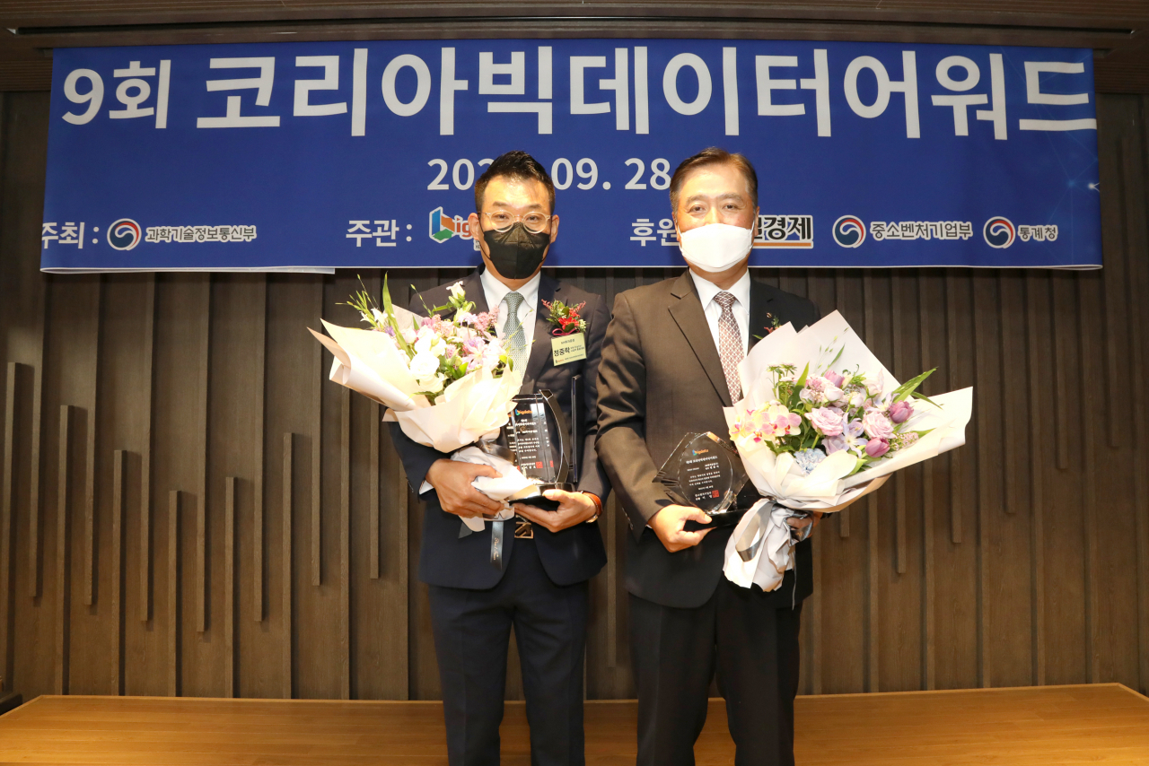 정중락(왼쪽) WM 디지털 사업부 총괄대표와 전용석 디지털 전략부문 전무가 지난 28일 열린 시상식 후 기념촬영하고 있다. [NH투자증권 제공]