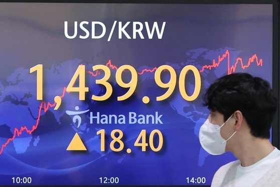 An electronic board at Hana Bank's dealing room show the won-dollar exchange rate at one point on Wednesday. (Yonhap)