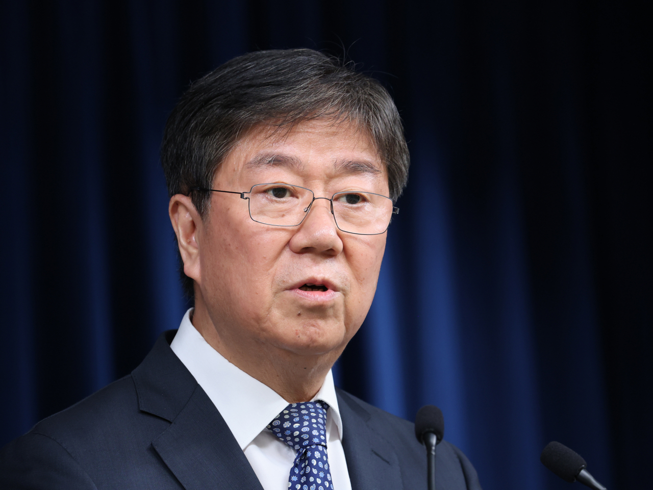 김대기 대통령비서실장이 29일 오후 서울 용산 대통령실 청사에서 윤석열 대통령이 공석인 사회부총리 겸 교육부 장관 후보자로 이주호 전 교육과학기술부 장관을 지명했다고 밝히고 있다. [연합]
