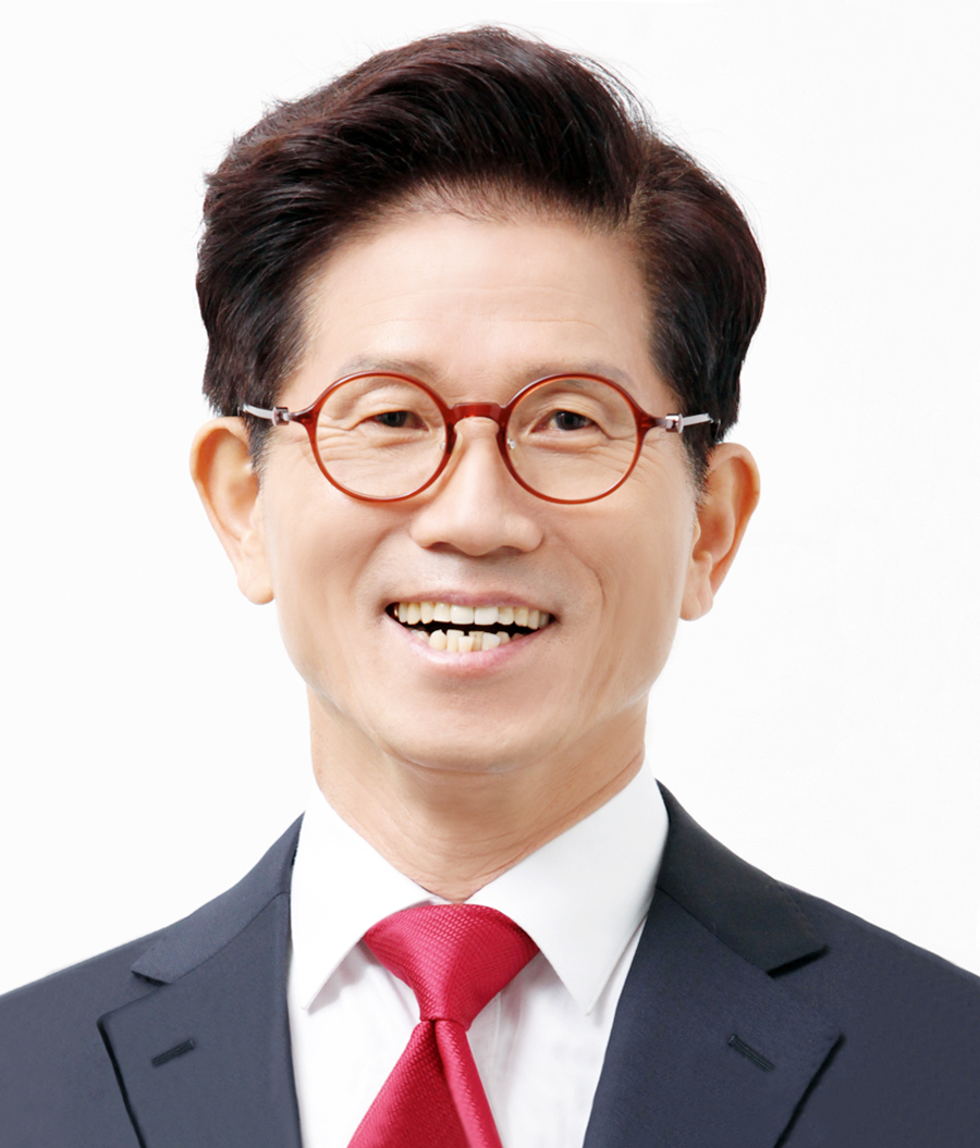 윤석열 대통령은 29일 대통령 직속 경제사회노동위원회 위원장에 김문수 전 경기지사를 임명했다. [연합]