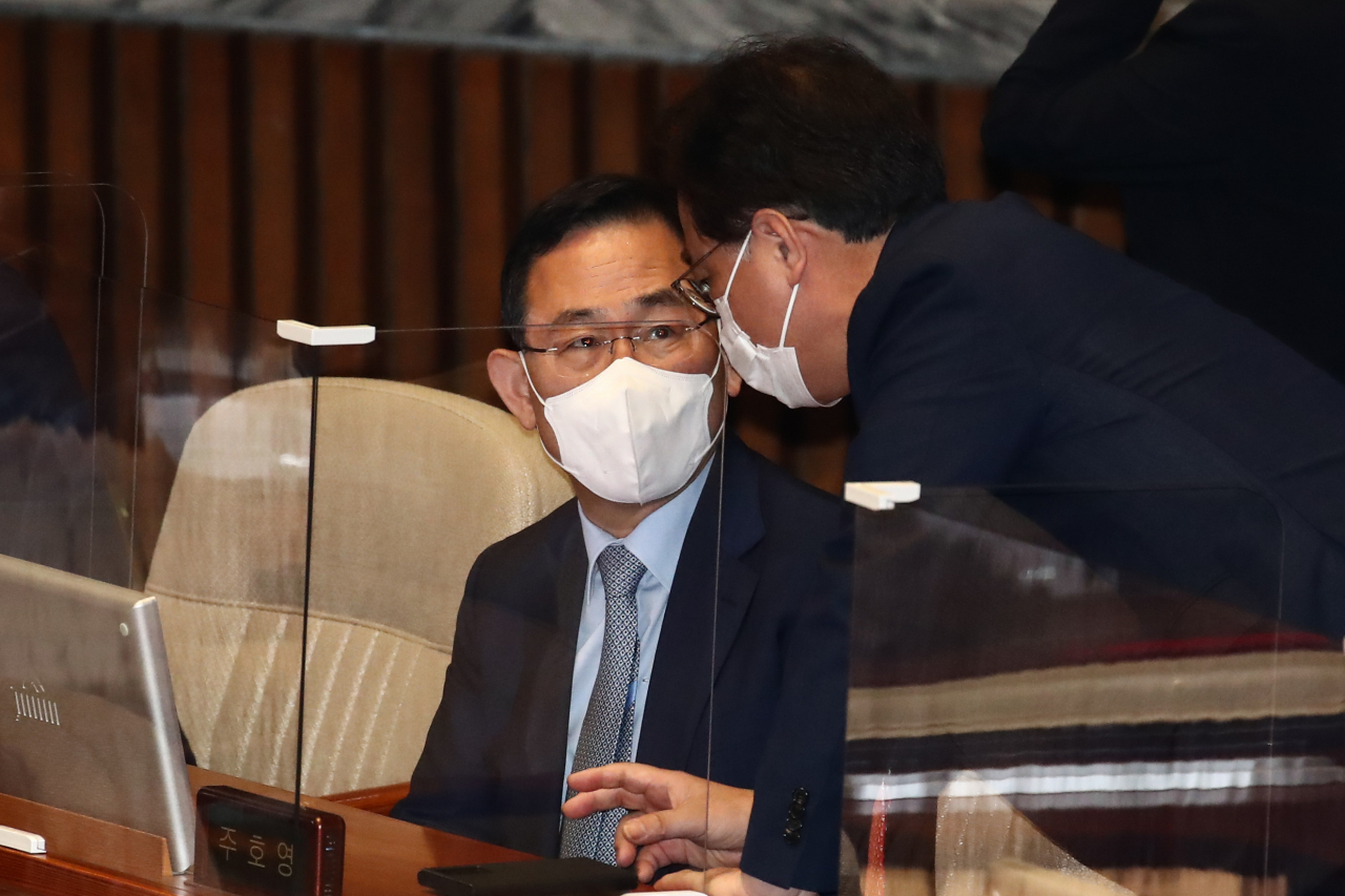 주호영 국민의힘 원내대표와 송언석 원내수석부대표가 29일 오전 국회에서 열린 본회의에서 대화하고 있다. [연합]