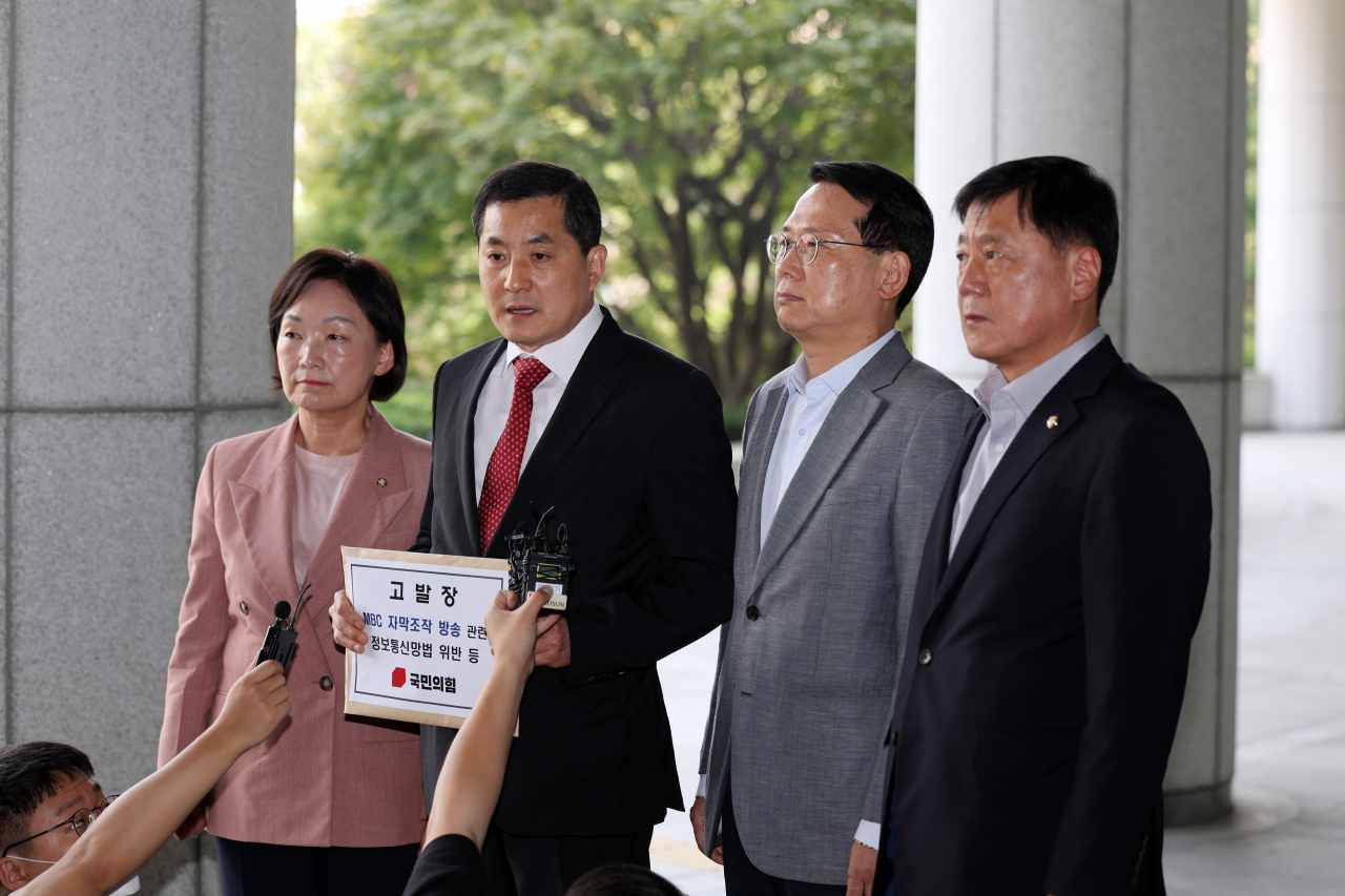 국민의힘 MBC 편파·조작방송 진상규명 태스크포스(TF) 박대출 위원장과 의원들이 29일 오후 서울 서초구 대검찰청에서 MBC에 대한 고발장을 접수하기 전 취재진 질문에 답하고 있다. 왼쪽부터 한무경 의원, 박 위원장, 윤두현·박대수 의원. [연합]