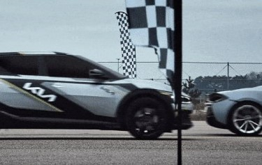 EV6 GT가 폭발적인 가속성능으로 람보르기니 ‘우르스’, 메르세데스 벤츠 ‘AMG GT’, 포르쉐 ‘911 타르가 4’ 등 고성능 슈퍼카를 앞서는 모습. [더 기아 EV6 GT 티저이미지·기아 제공]