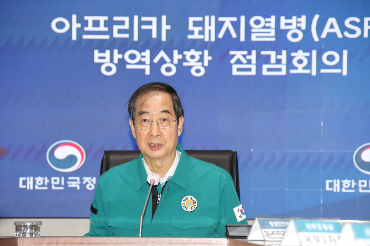 한덕수 국무총리가 29일 정부서울청사 중앙재난안전상황실 서울상황센터에서 열린 아프리카돼지열병(ASF) 방역상황 점검 회의를 주재하고 있다. [연합]