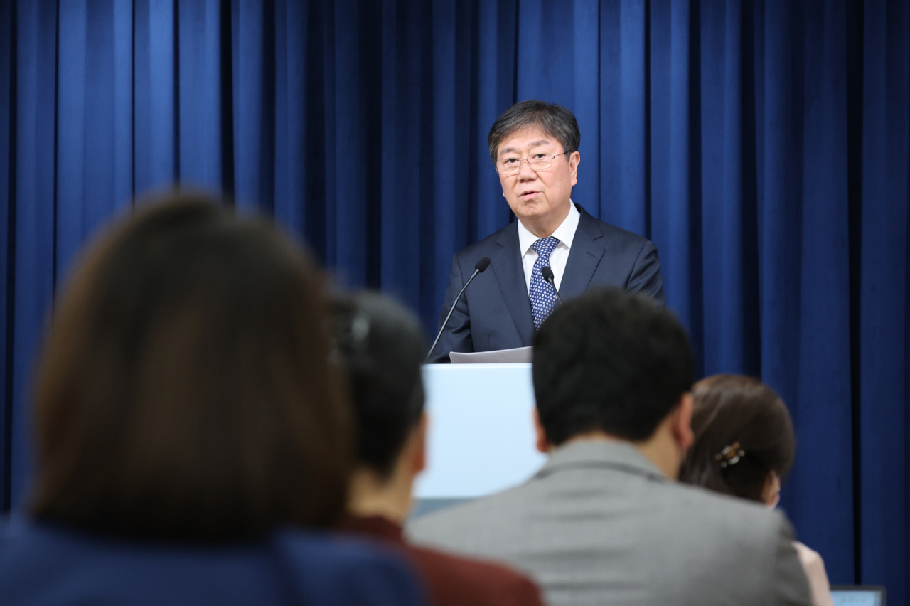 김대기 대통령비서실장이 29일 오후 서울 용산 대통령실 청사에서 윤석열 대통령이 공석인 사회부총리 겸 교육부 장관 후보자로 이주호 전 교육과학기술부 장관을 지명했다고 밝히고 있다. [연합]