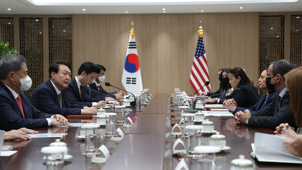 윤석열 대통령이 29일 오전 서울 용산 대통령실 청사에서 카멀라 해리스 미국 부통령을 접견하고 있다. [연합]