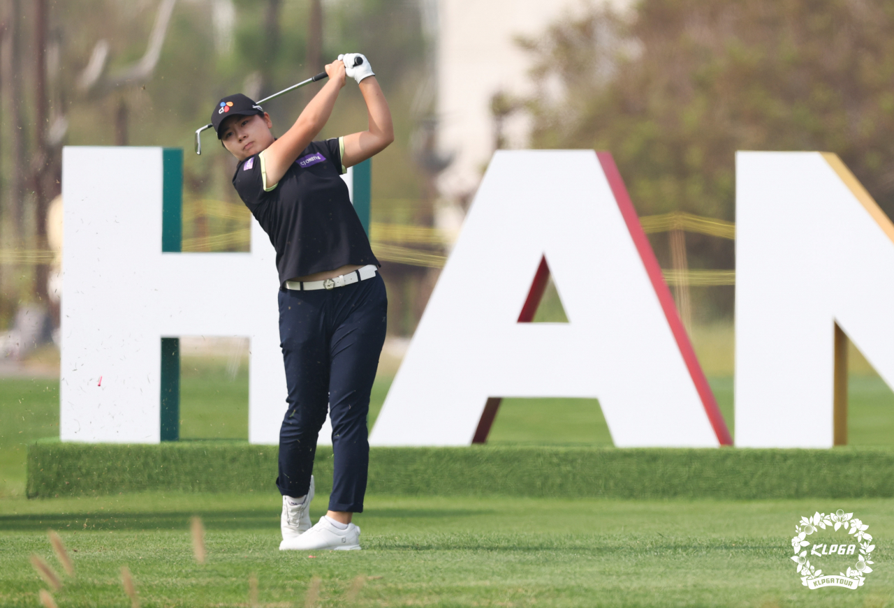 홍정민이 1번홀에서 티샷을 하고 있다./KLPGA 제공