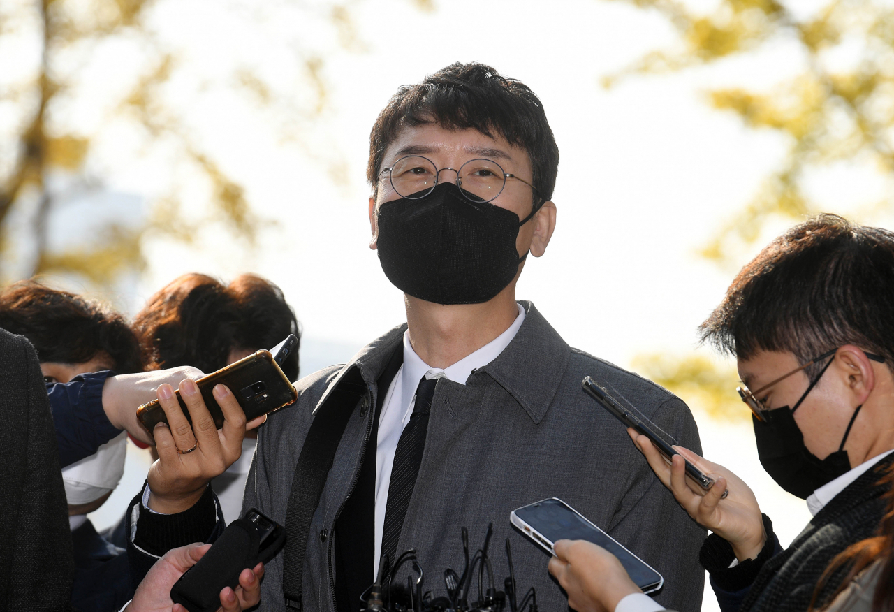 이른바 ‘고발 사주’ 의혹 사건과 관련해 정치권 창구로 지목된 김웅 국민의힘 의원이 지난해 11월 3일 오전 조사를 받기 위해 정부과천청사 고위공직자범죄수사처로 들어서며 취재진의 질문에 답하고 있다. [연합]