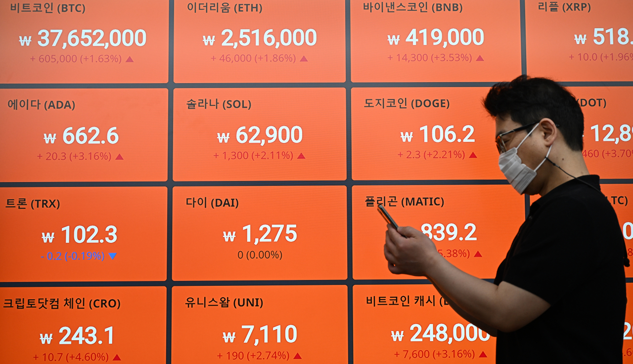 서울 서초구의 한 가상자산 거래소 전광판에 비트코인을 비롯한 각종 가상자산 거래시황이 보이고 있다. [임세준 기자]