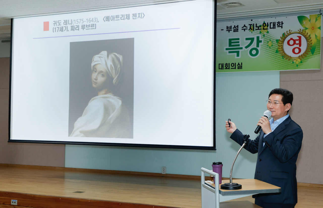 이상일 용인특례시장이 29일 수지구청 대회의실에서 수지노인대학 수강생을 대상으로 설명하고있다.[용인시 제공]