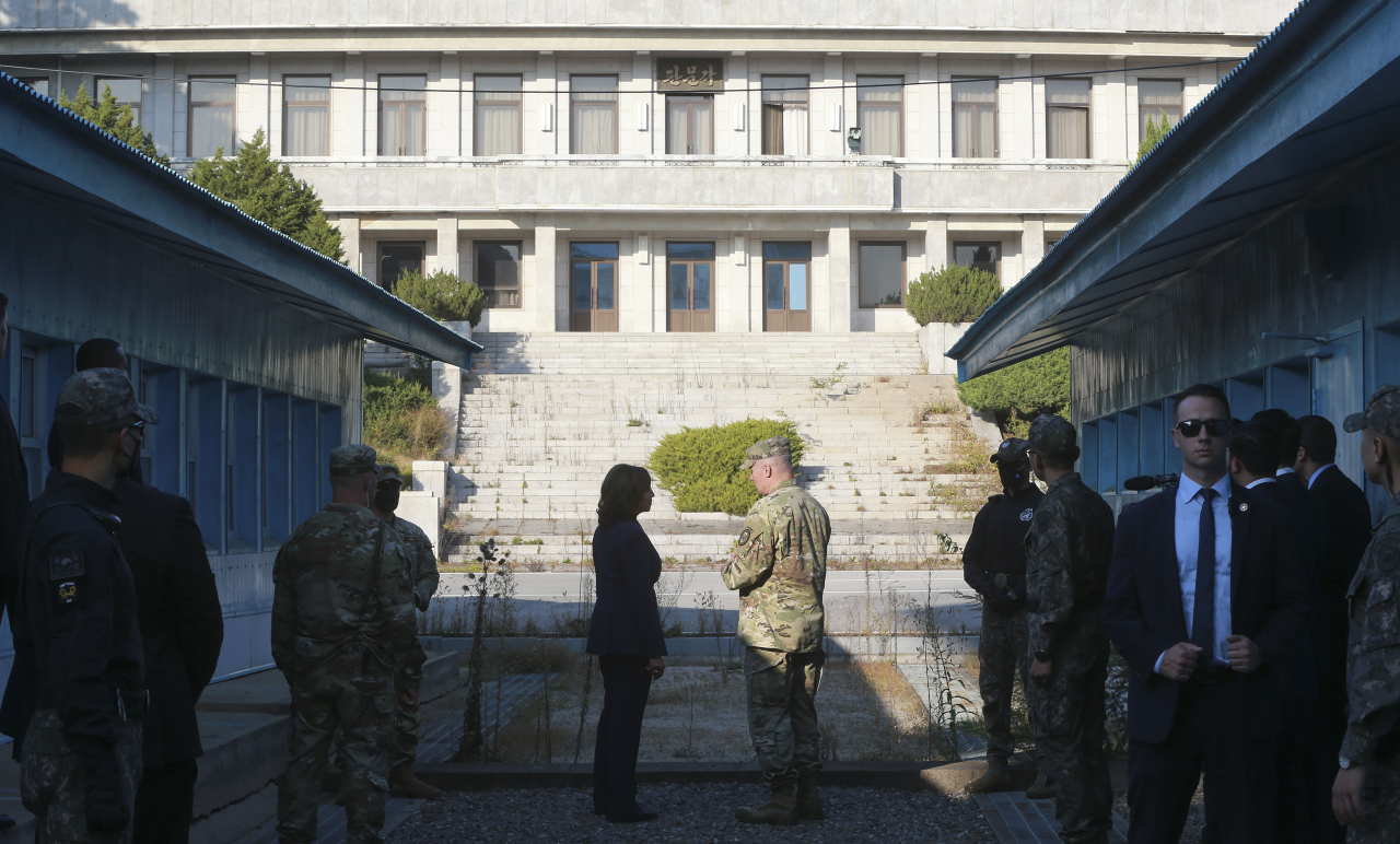 카멀라 해리스 미국 부통령이 29일 오후 경기 파주시 판문점을 찾아 둘러보고 있다. [연합]