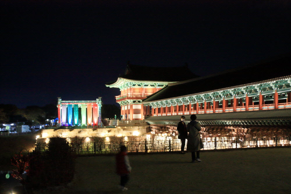 Visitors take photos with Woljeonggyo Bridge at the last year‘s Cultural Heritage Night Tour in Gyeongju, North Gyeongsang Province. (Gyeongju City)