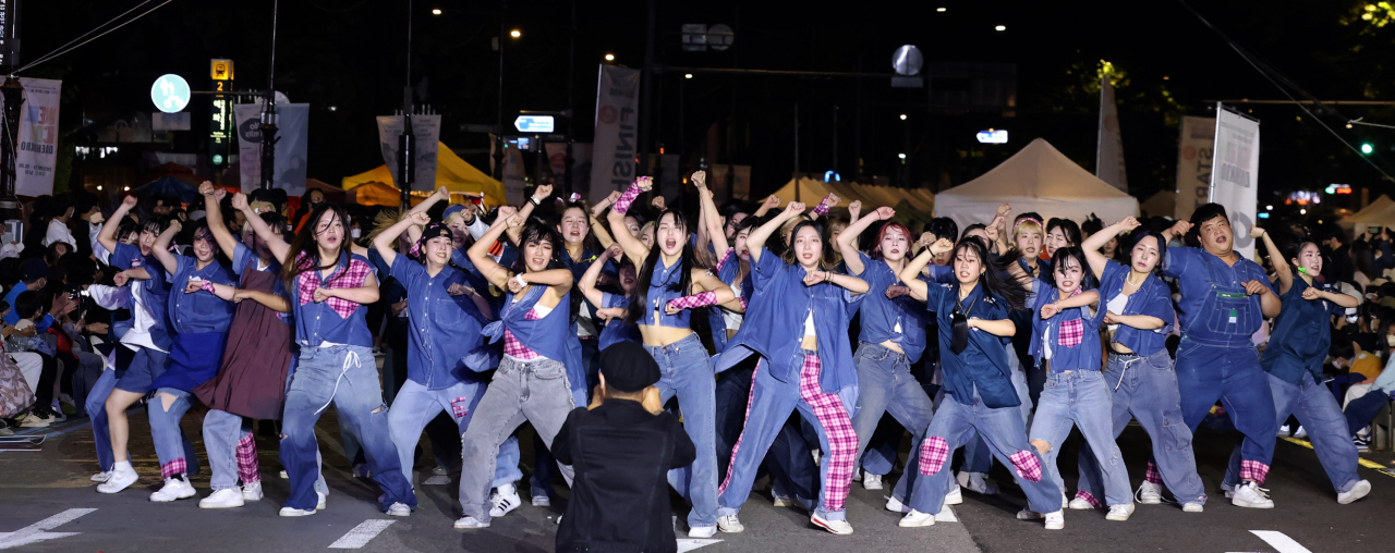 Dancers perform during the opening ceremony of “Welcome Daehakro” in Hyehwa-dong, Jongno-gu, Seoul, Sept. 24. (Ministry of Culture, Sports and Tourism)