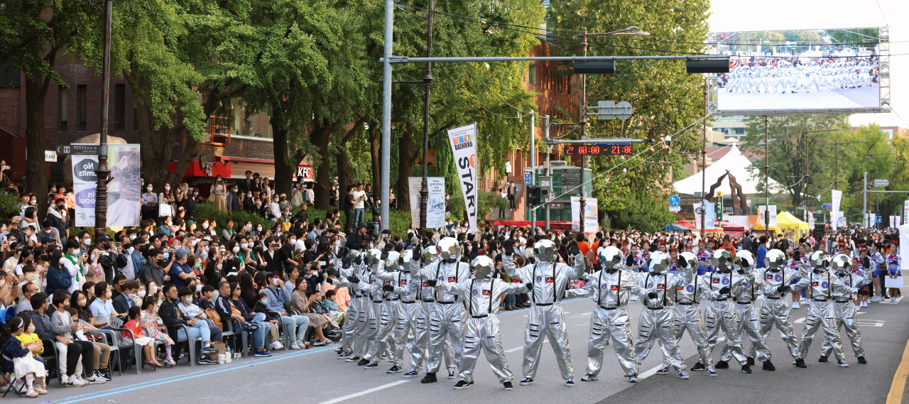 “Welcome Daehakro” kicked off on Sept. 24 with various programs including street performances in Hyehwa-dong, Jongno-gu, Seoul. ( Ministry of Culture, Sports and Tourism)