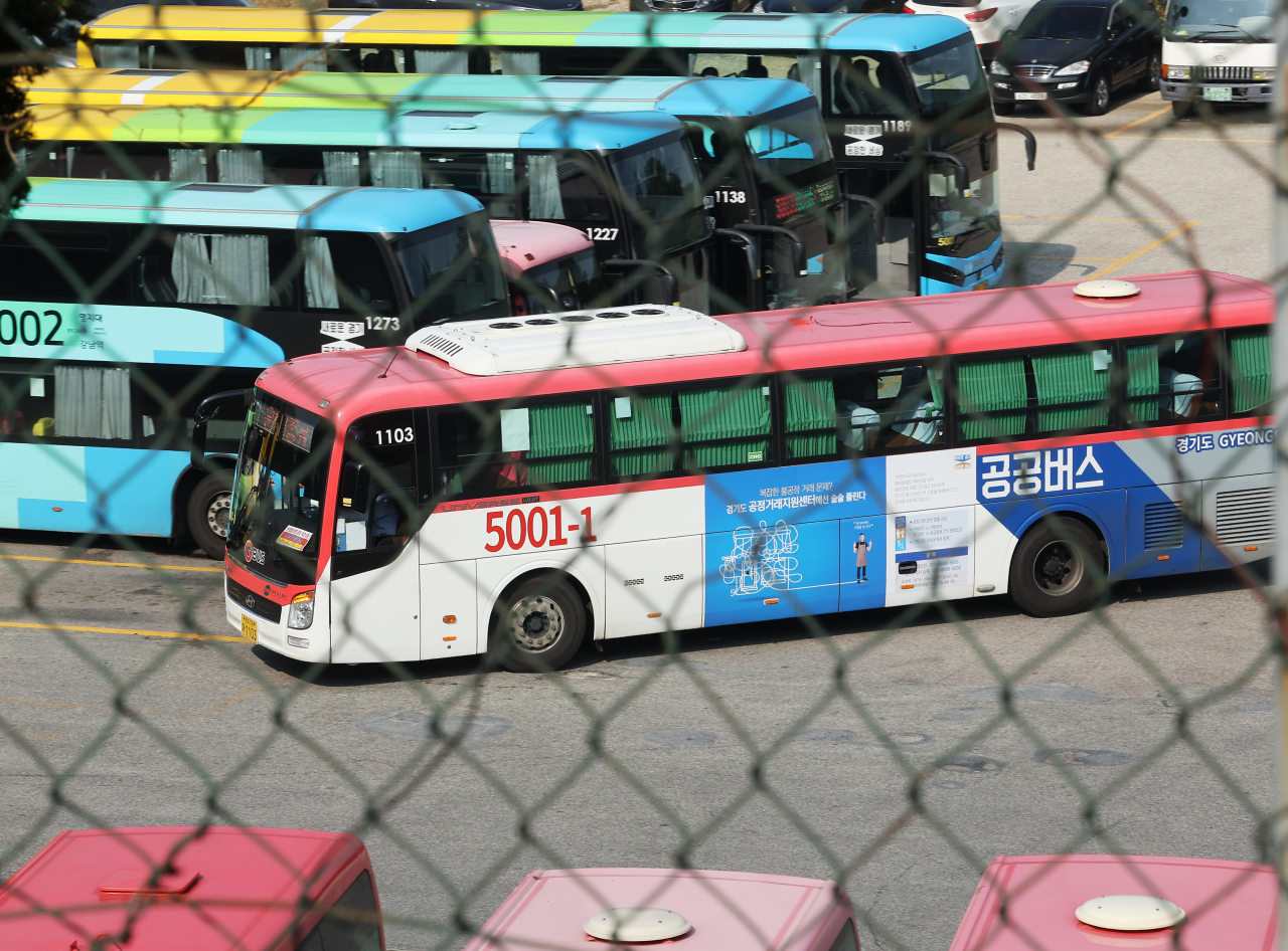 경기도 전체 노선버스의 90% 이상이 속한 경기도버스노동조합협의회(이하 노조협의회) 총파업을 하루 앞둔 29일 오후 경기도 용인시의 한 버스 차고지 모습. [연합]
