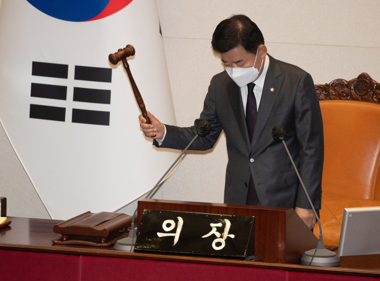 김진표 국회의장이 29일 오후 국회에서 본회의 속개를 선언하고 있다. [연합]