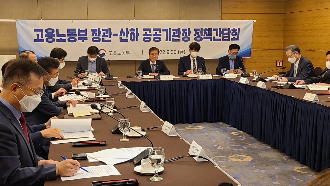 이정식 고용노동부 장관이 30일 12개 산하 공공기관장과 정책간담회를 열고 과감하고 강도 높은 혁신을 주문하고 있다. [고용노동부 제공]