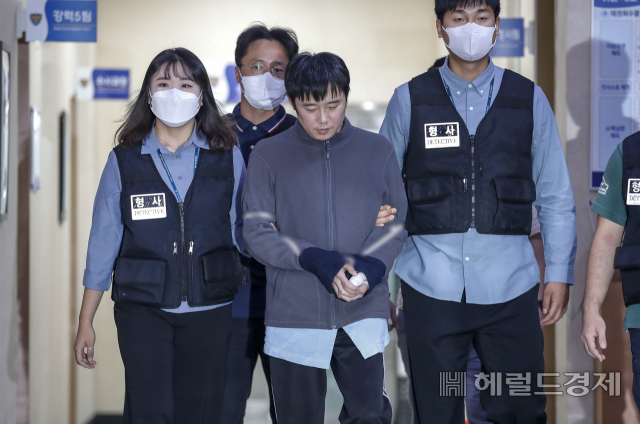 서울 지하철 2호선 신당역 동료 역무원 살해 피의자 전주환이 지난 21일 서울 중구 남대문경찰서에서 검찰로 송치되고 있다. [임세준 기자]