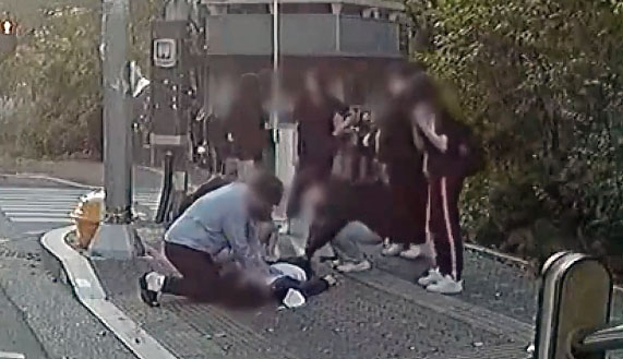 울산의 한 시내버스 기사가 길가에 쓰러져있던 남성에게 심폐소생술을 하는 모습. [KBS 방송화면 캡처]
