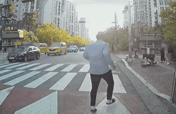 울산의 한 시내버스 기사가 길가에 쓰러져있던 남성에게 심폐소생술을 하는 모습. [KBS 방송화면 캡처]