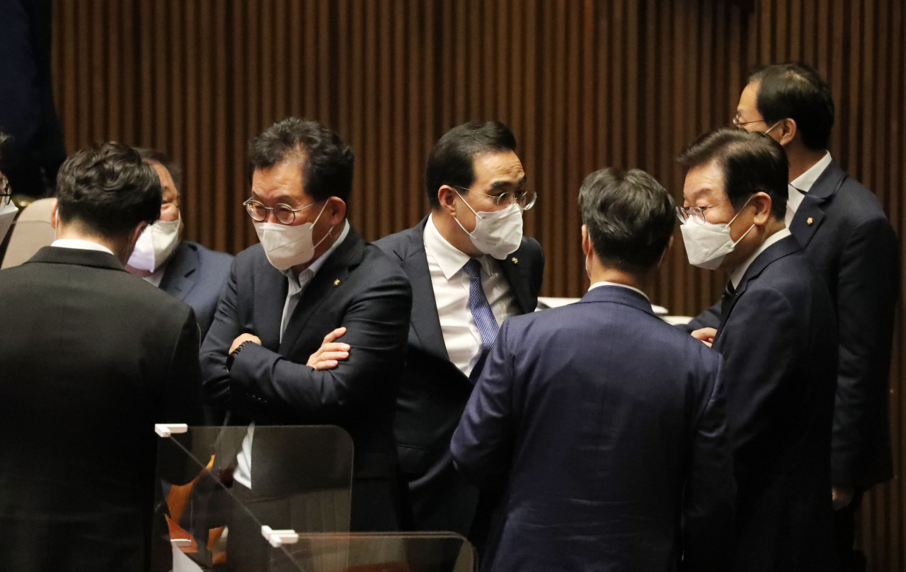 더불어민주당 이재명 대표와 박홍근 원내대표가 29일 국회에서 열린 본회의에서 박진 외교부 장관에 대한 해임건의안 투표를 마친 뒤 대화하고 있다. [연합]