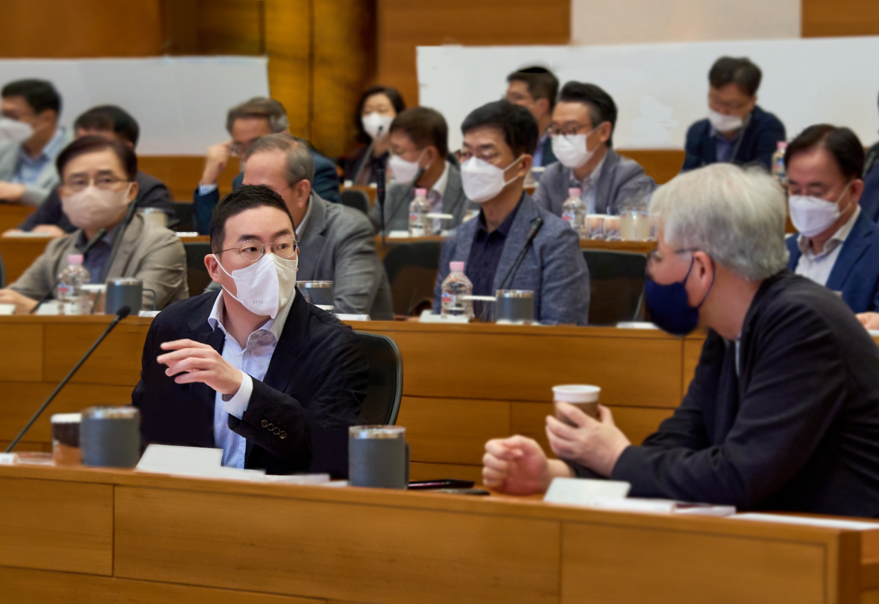 구광모(왼쪽) ㈜LG 회장(대표)이 권봉석 부회장과 ‘사장단 워크샵’에 참석해 대화를 나누고 있다. [㈜LG 제공]