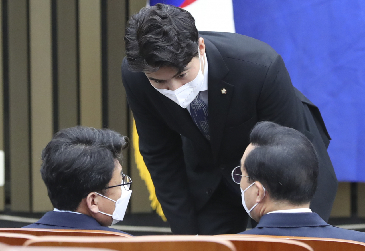 박홍근 더불어민주당 원내대표(오른쪽부터 시계방향으로)와 진성준 원내수석부대표, 오영환 원내대변인이 지난 29일 오후 서울 여의도 국회에서 박진 외교부 장관 해임안을 논의하기 위해 열린 비공개 의원총회에 참석해 대화를 나누고 있다. [연합]