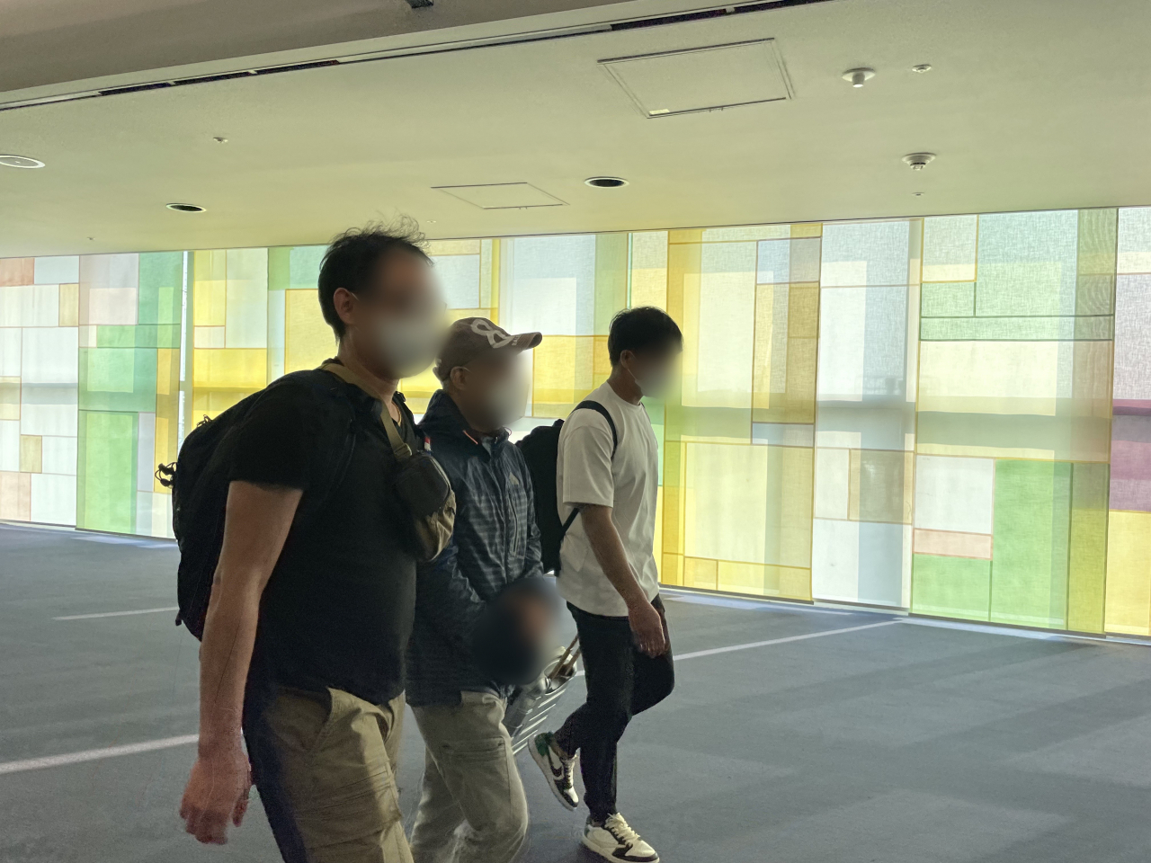 캄보디아와 콜센터에 거점을 두고 80억원대 투자빙자사기를 벌인 조직 총책 A(51)씨가 국제공조를 통해 캄보디아에서 검거돼 30일 인천국제공항을 통해 국내로 강제송환되고 있다. [경찰청 제공]
