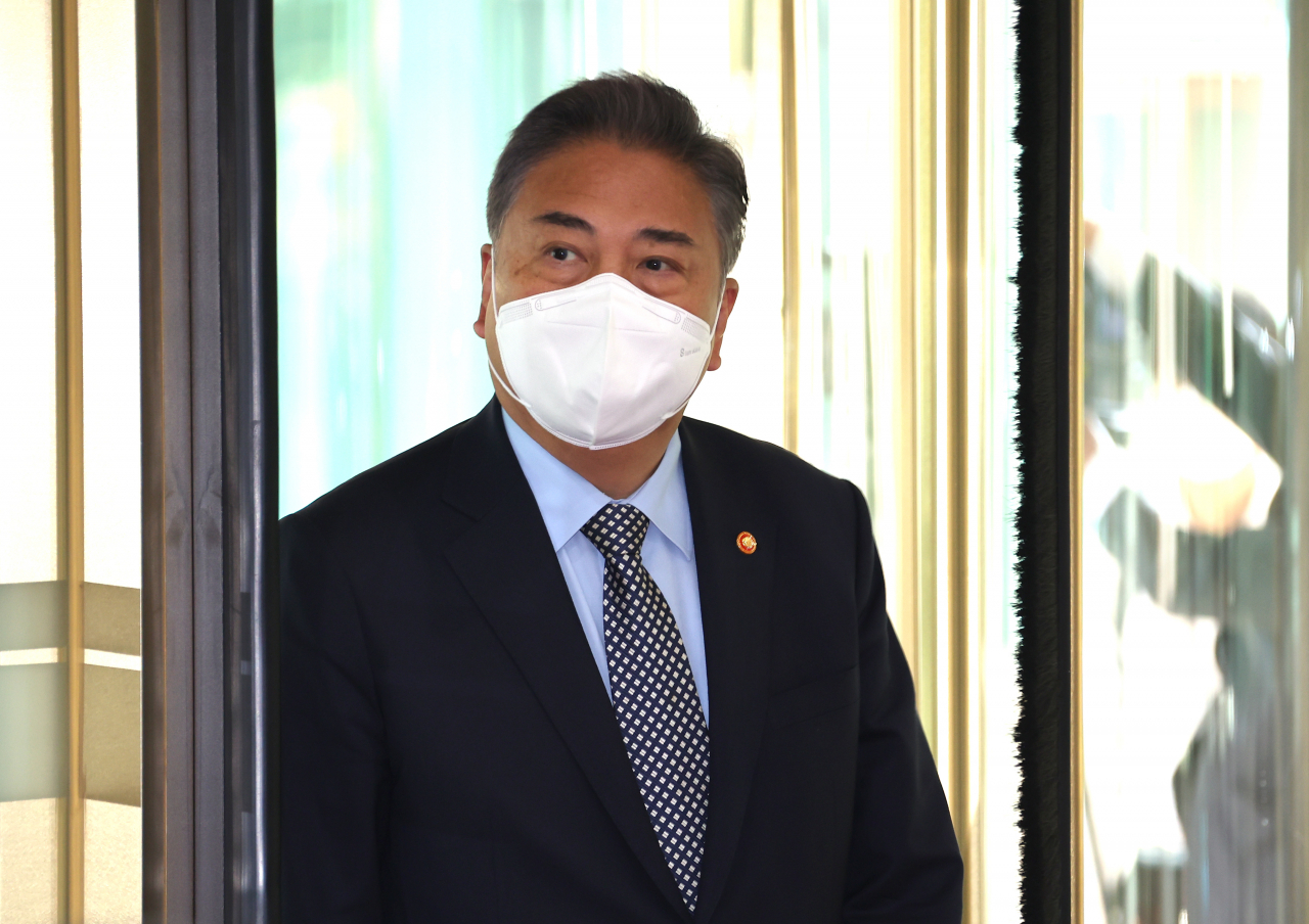 박진 외교부 장관이 30일 서울 외교부 청사로 출근하고 있다. [연합]