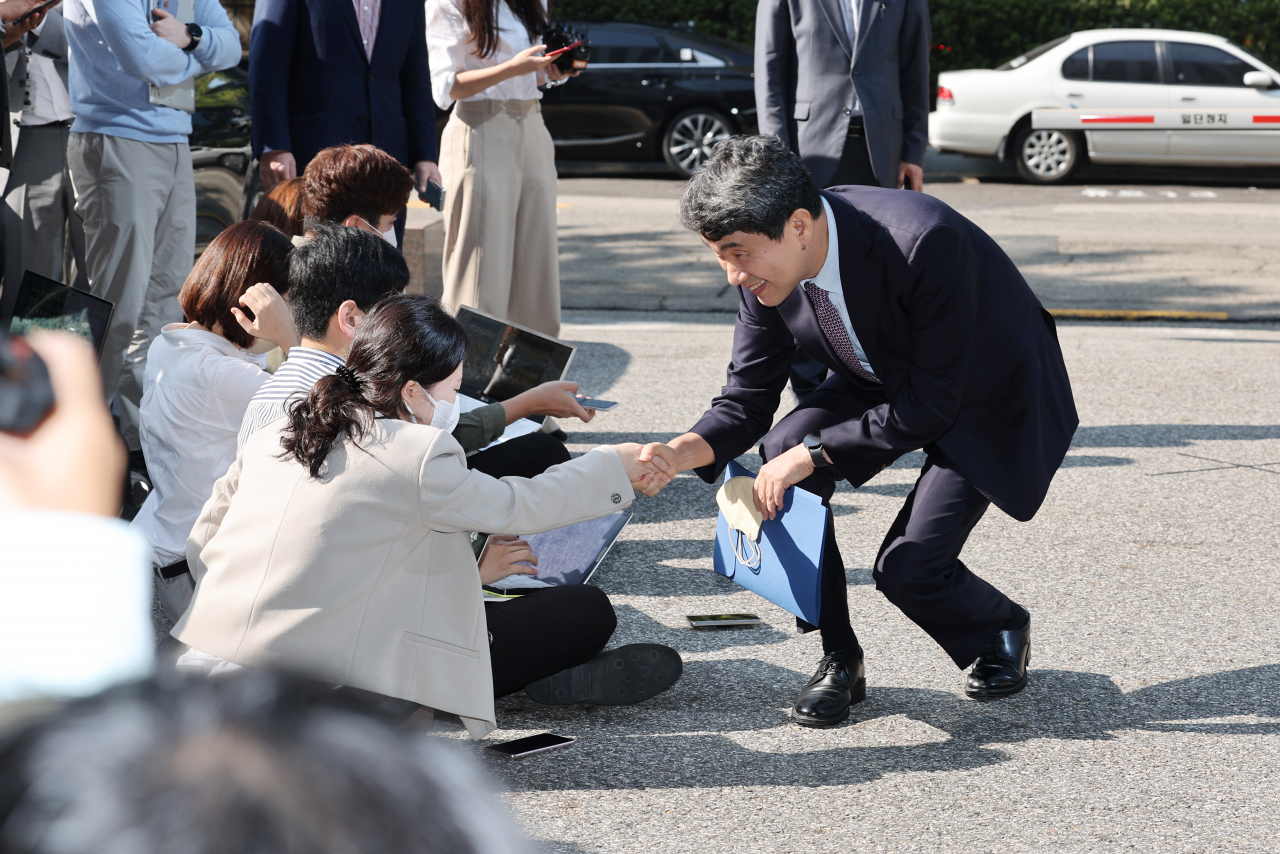 이주호 부총리 겸 교육부 장관 후보자가 30일 오전 서울 영등포구 여의도동 한국교육시설안전원에 마련된 인사청문회 준비 사무실로 첫 출근을 하며 취재진과 악수를 하고 있다. [연합]