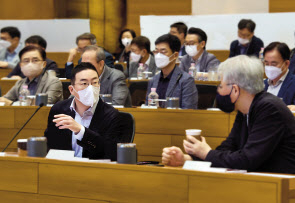 구광모(왼쪽) ㈜LG 회장(대표)이 권봉석 부회장과 사장단 워크샵에 참석해 대화를 나누고 있다. [㈜LG 제공]