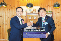 오영훈 제주도지사와 이용배(왼쪽) 현대로템 사장이 현대로템 수소전기트램 모형을 들고 기념촬영을 하는 모습. [현대로템 제공]