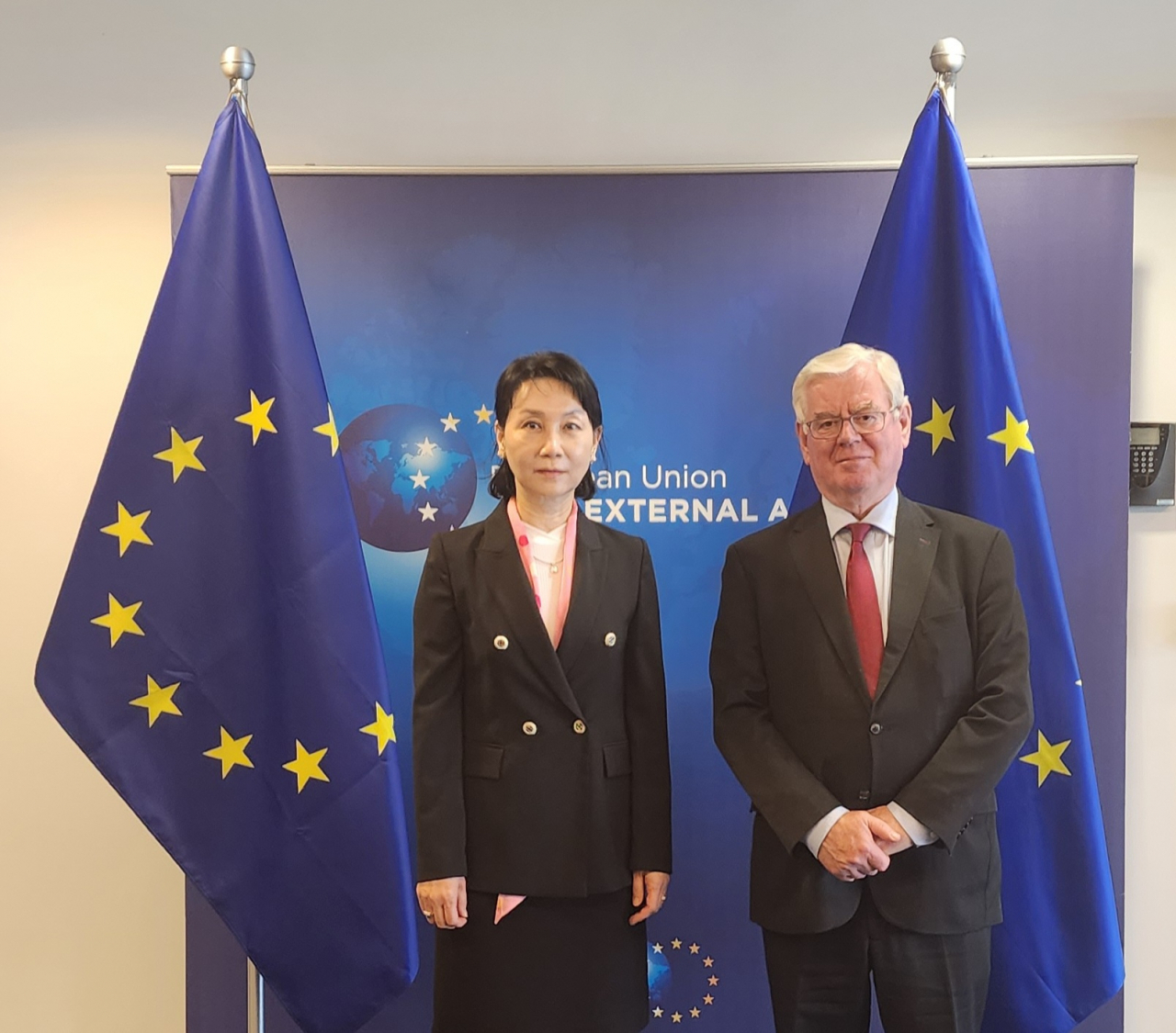이신화 북한인권국제협력대사가 28일(현지시간) 벨기에 브뤼셀에서 이몬 길모어 EU 인권특별대표와 면담했다. [외교부 제공]
