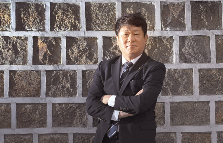 김윤식 신협중앙회장은 독특한 이력의 소유자다. 젊은 시절 서예가로 살며 1997년 대한민국미술대전에서 최우수상을 받았고, 국전(미협) 심사위원으로 활동한 바 있다. 30대 후반에 사업가로 변신한 뒤 올해 신협중앙회장을 연임하며 조합원들 위한 포용금융 확대에 앞장서고 있다. 임세준 기자