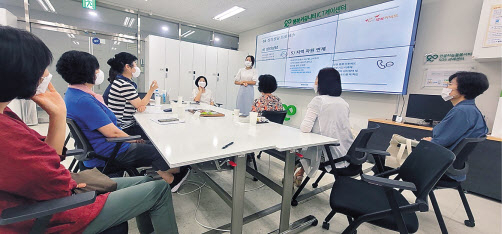 서울 성동구 성수동 소재 행복커넥트 ICT 관리센터에서 진영하 심리상담사와 현장 케어 매니저들이 회의를 하고 있다. [SK텔레콤 제공]